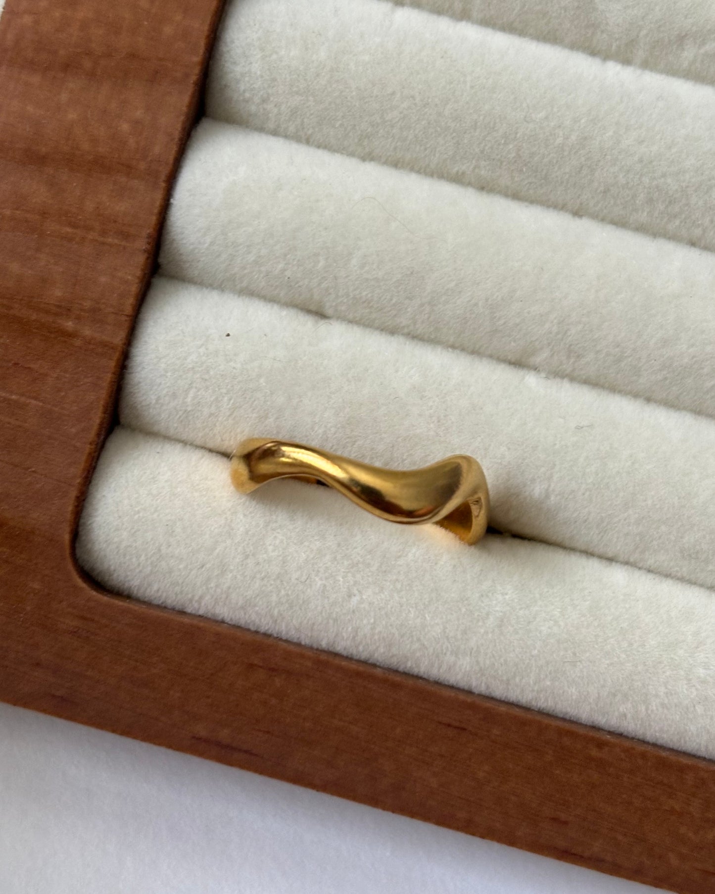Waves Ring.