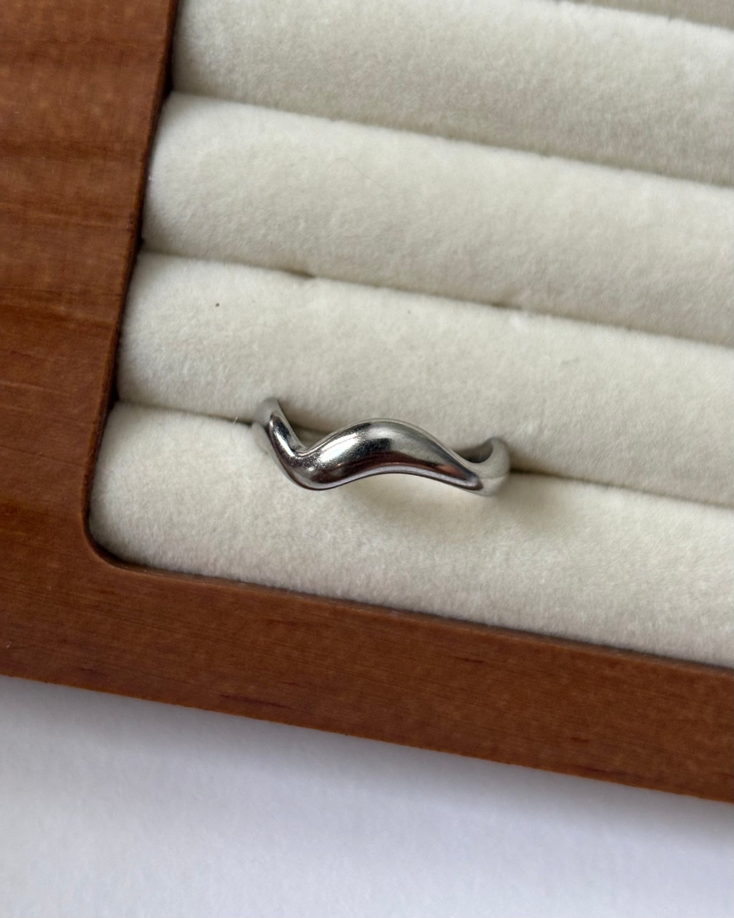 Waves Ring.